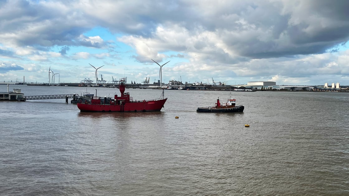 LV21 leaving Gravesend David Allsop